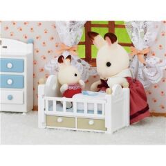 Sylvanian Families Çikolata Kulaklı Tavşan Bebek ve Yatağı (5017)