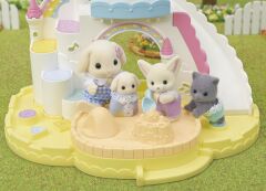 Sylvanian Families Anaokulu Havuzlu Şato (5746)