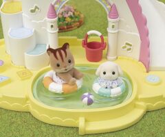 Sylvanian Families Anaokulu Havuzlu Şato (5746)