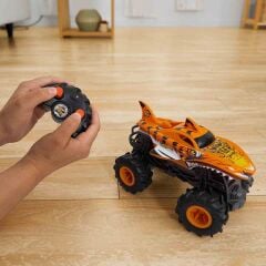 1:24 Hot Wheels Monster Trucks Tiger Shark Uzaktan Kumandalı Araba-  HNV03