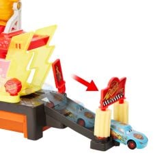 Disney Pixar Cars Renk Değiştiren Araba Yıkama Oyun Seti-  JBM70