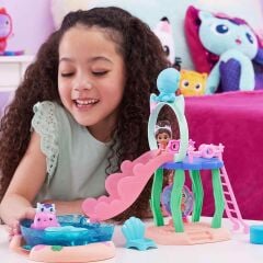 Gabby's Dollhouse Gabby ve Süslü Kedi Havuz Oyun Seti
