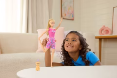 Barbie Sesli ve Işıklı Duyarlı Hareketler Bebeği JJN55